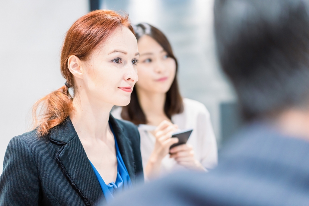 通訳の仕事をするには？必要なスキル 収入まで解説