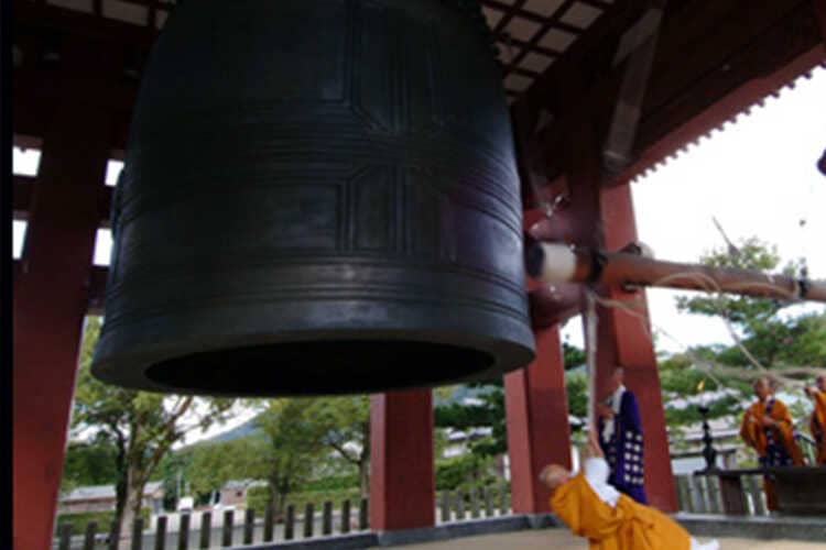世界一の大梵鐘 蓮華院誕生寺